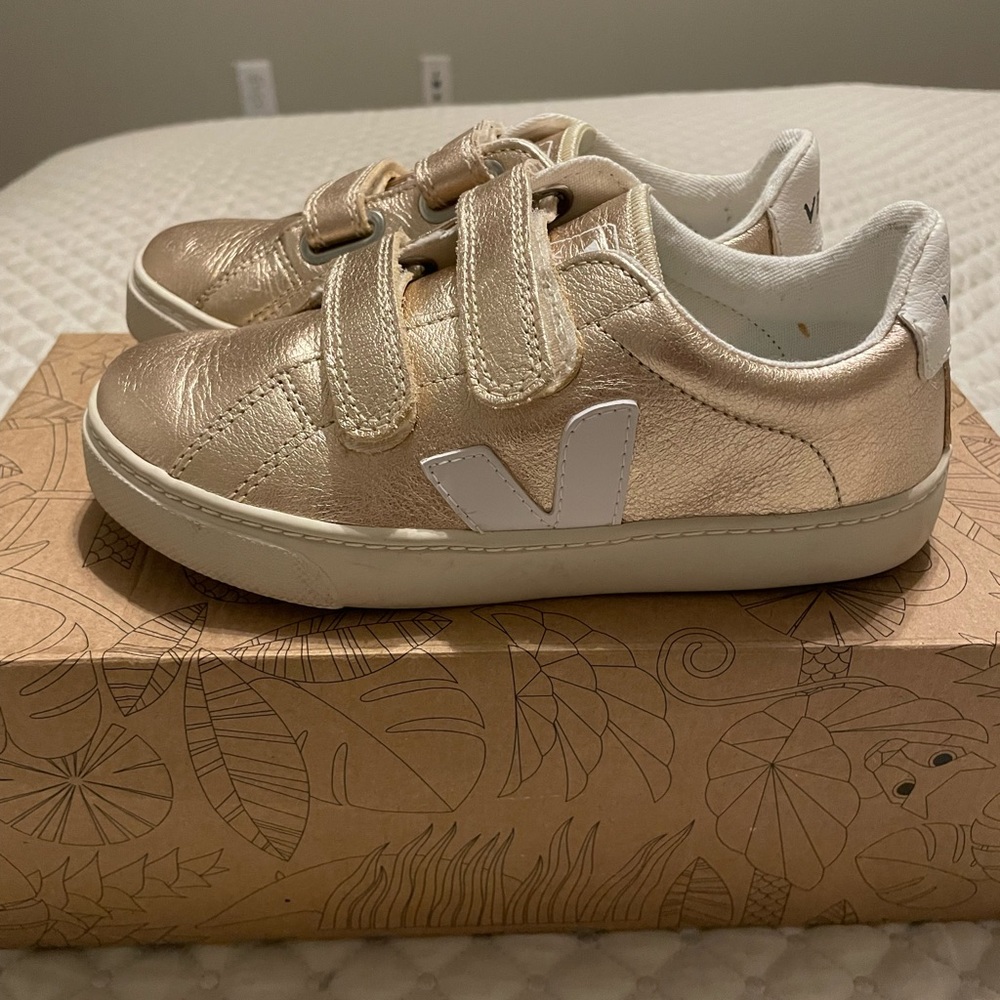 Veja Leather Platinum White,the shoes are like new, my child only wore 4 times.